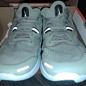 Nike Men's Gray Running Shoes